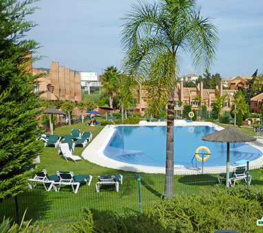 Piscina y jardín residencial