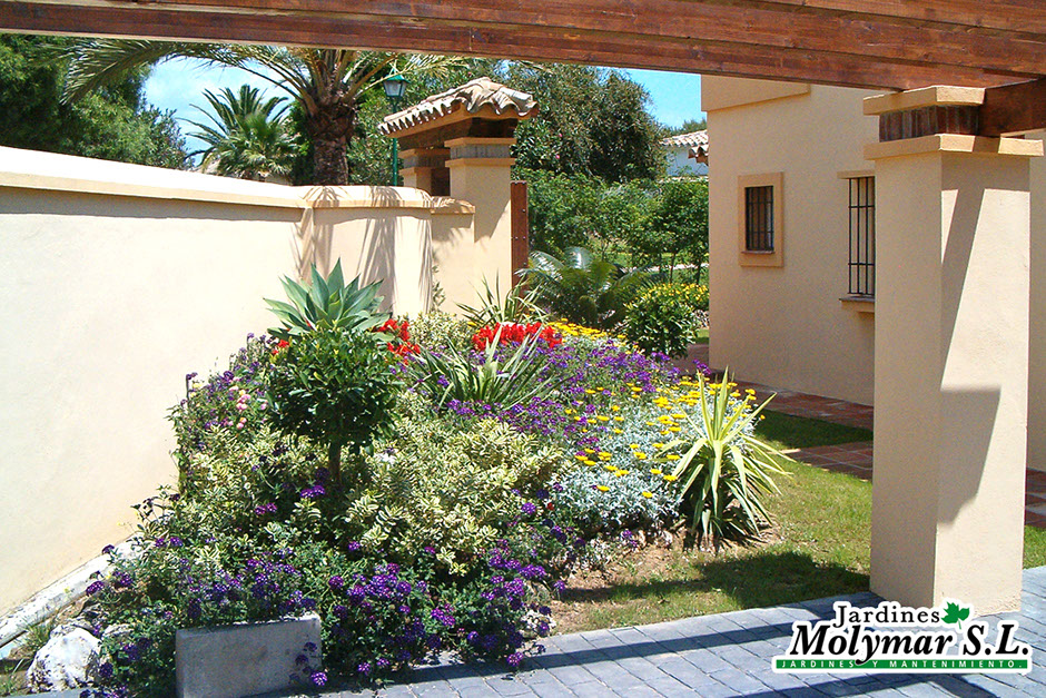 Casa con un jardín diseñado